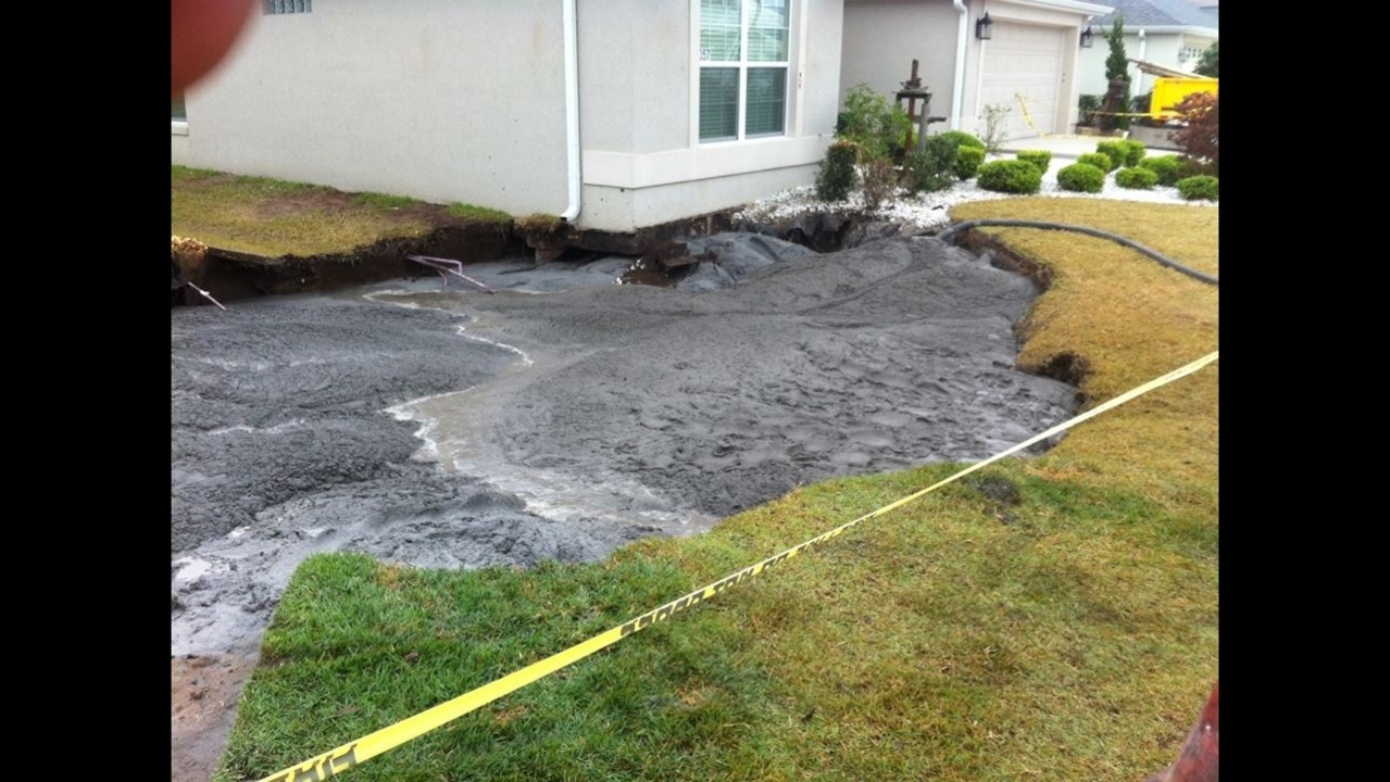 Crews fill sinkhole that threatened 2 homes in The Villages
