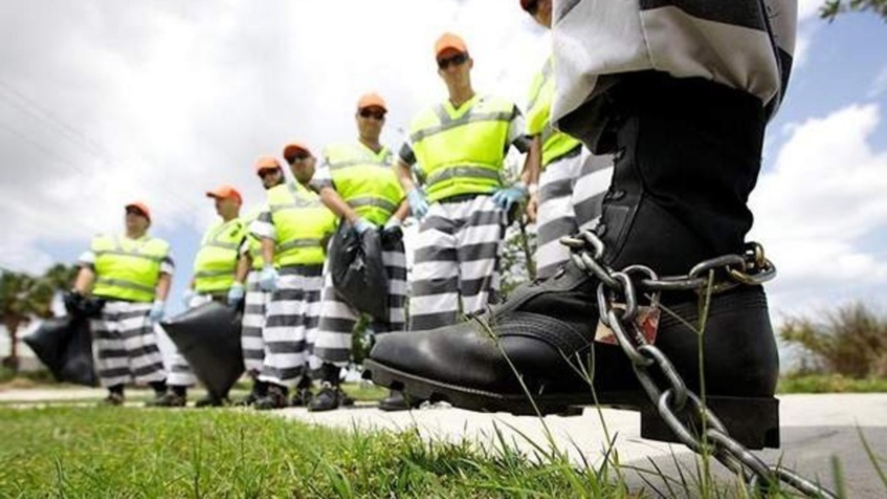 Brevard County puts inmates on chain gangs