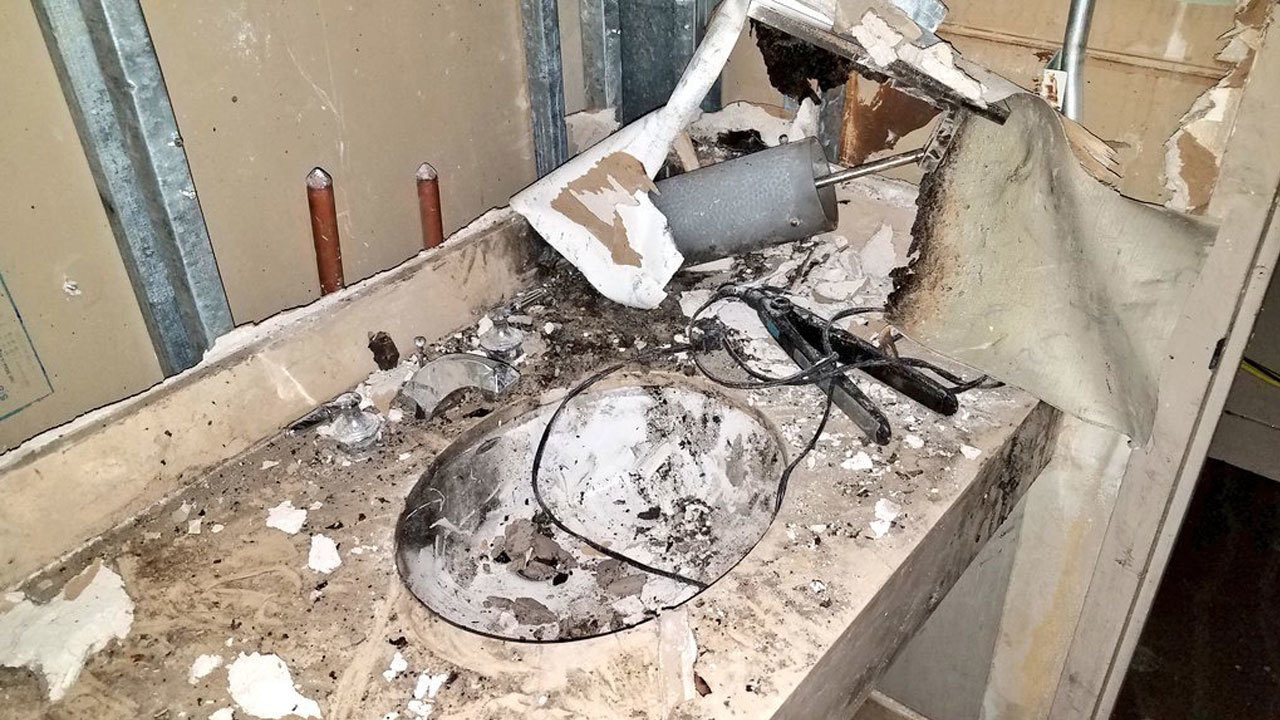 Flat iron causes fire at Renaissance Orlando hotel; 1,000...